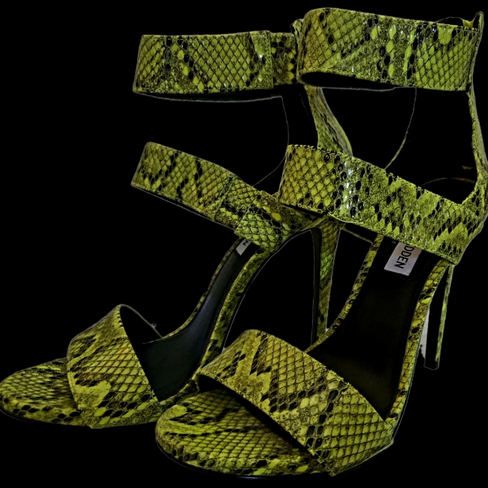 Size 8 Nean Green Snake Skin Steve Madden Heels